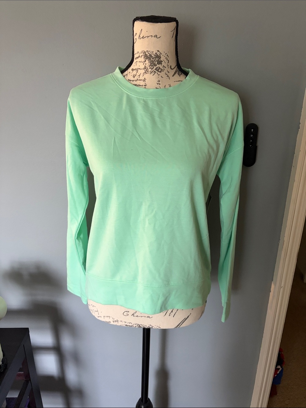 NWT Small Avia Mint Green Women's Long-Sleeve Crewneck Sweatshirt